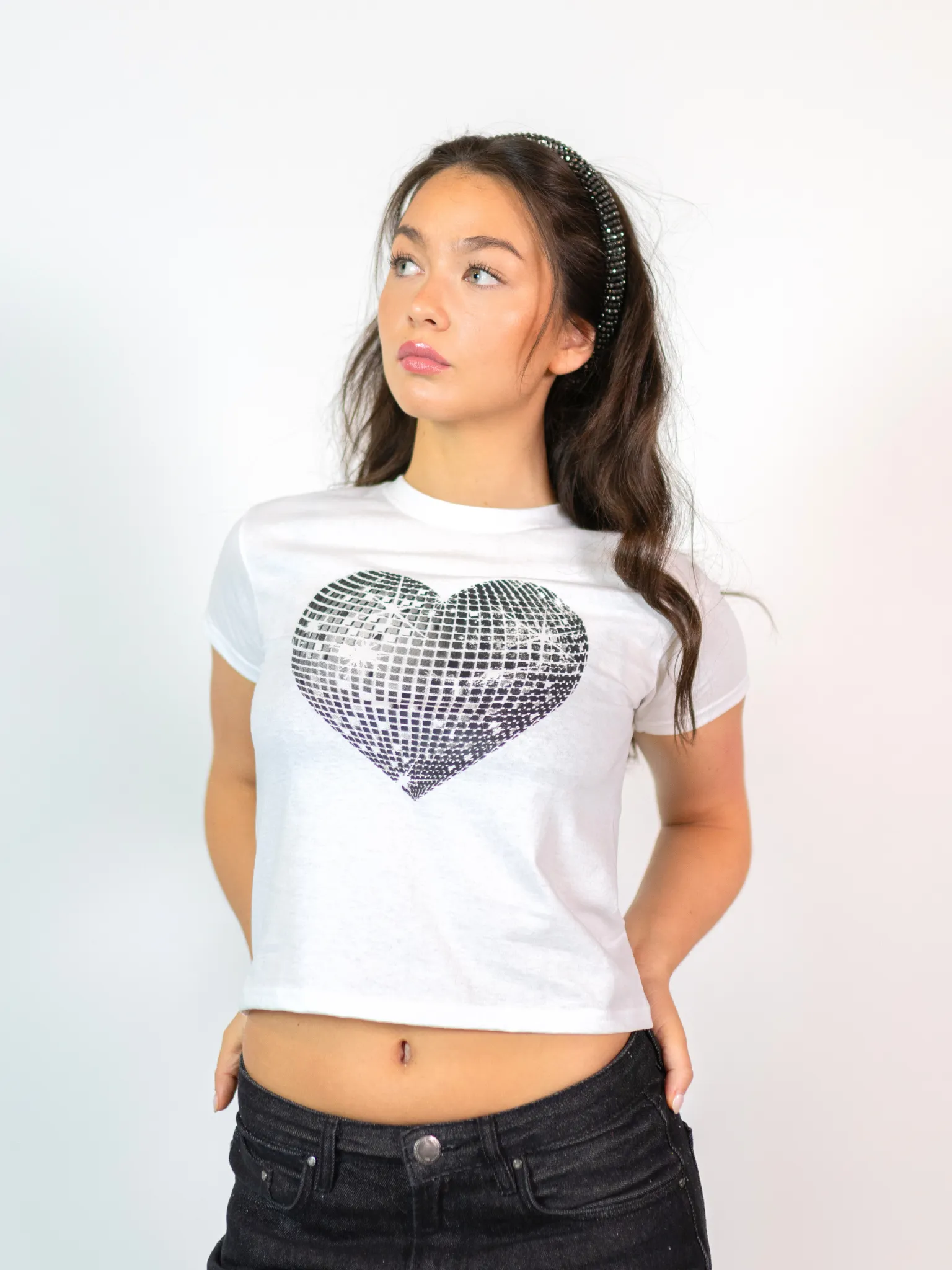 HEART DISCO (SORT) BABY TEE - HVID