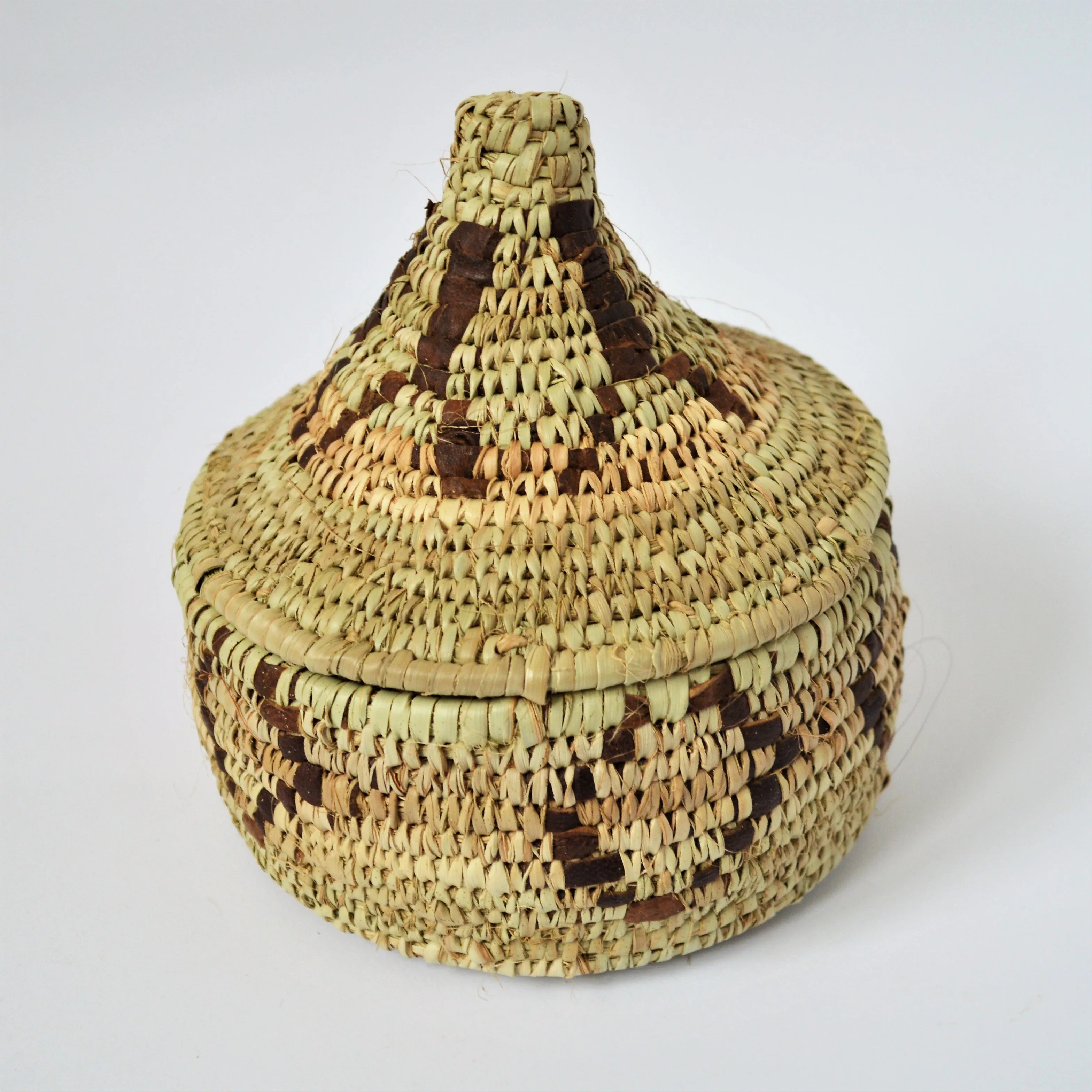 Woven basket lidded, Decorative leather and straw basket