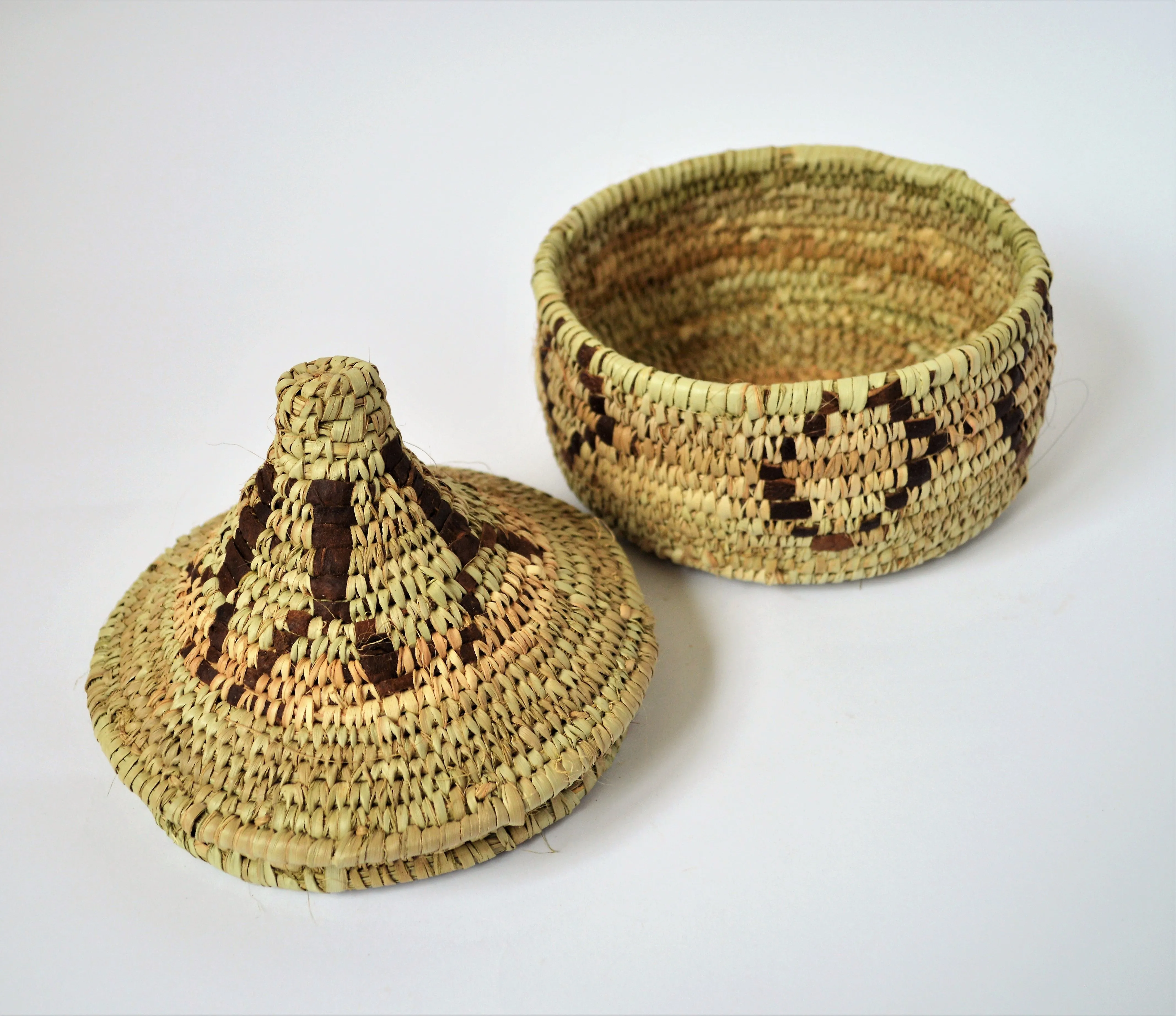 Woven basket lidded, Decorative leather and straw basket