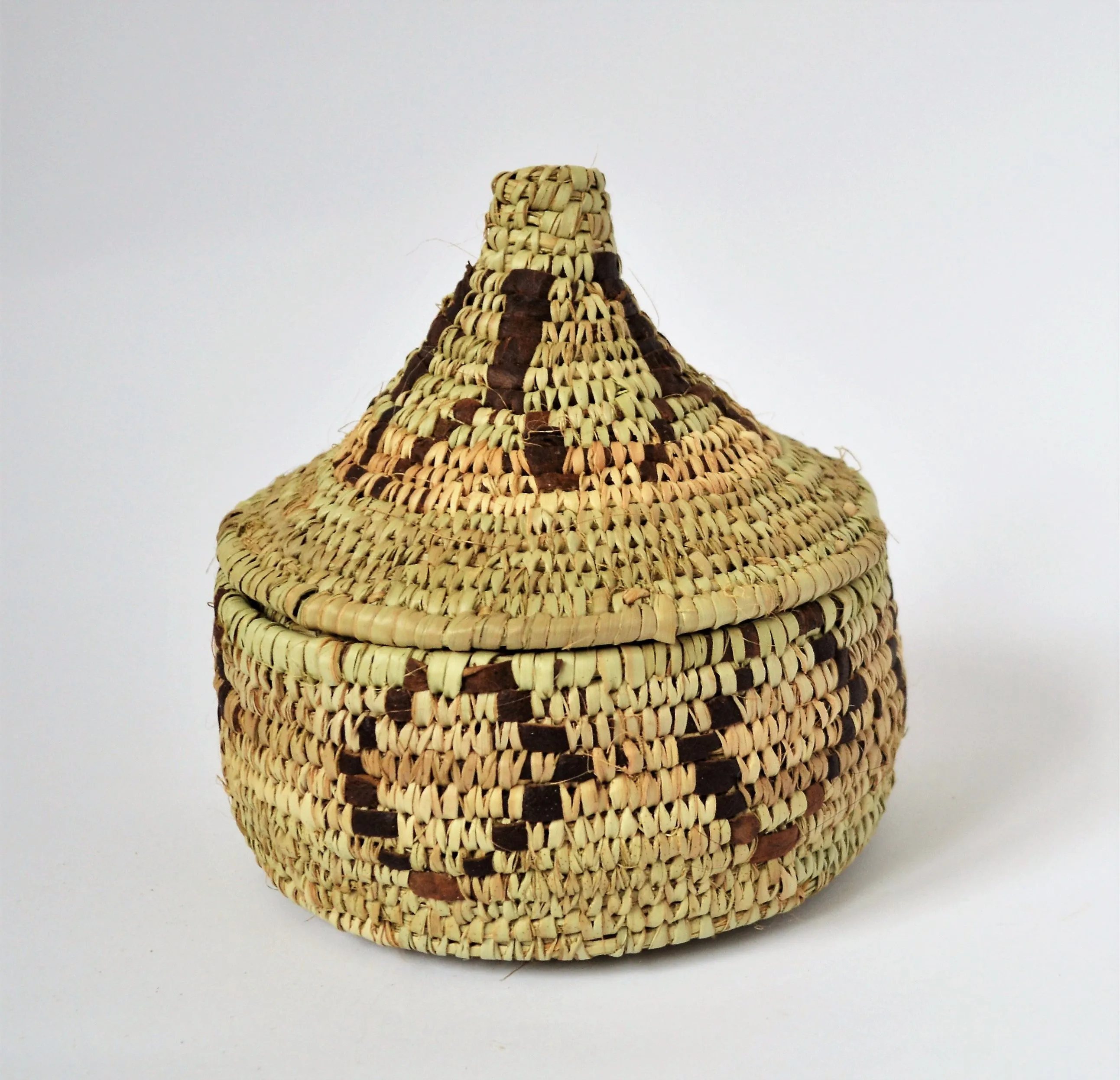 Woven basket lidded, Decorative leather and straw basket